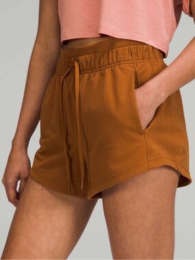 096. Lululemon Inner Glow High-Rise Short 3"
Copper Brown size 2